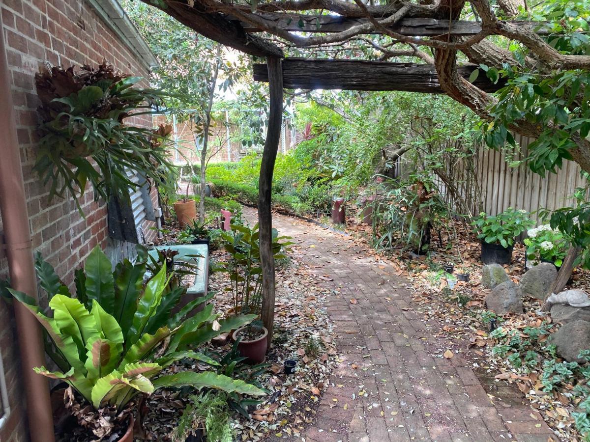 Yass Central Bed & Breakfast Exterior photo